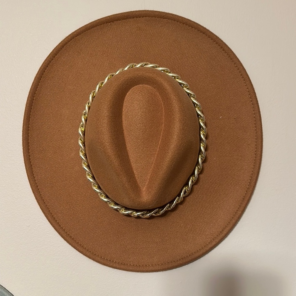 Wide brim hat